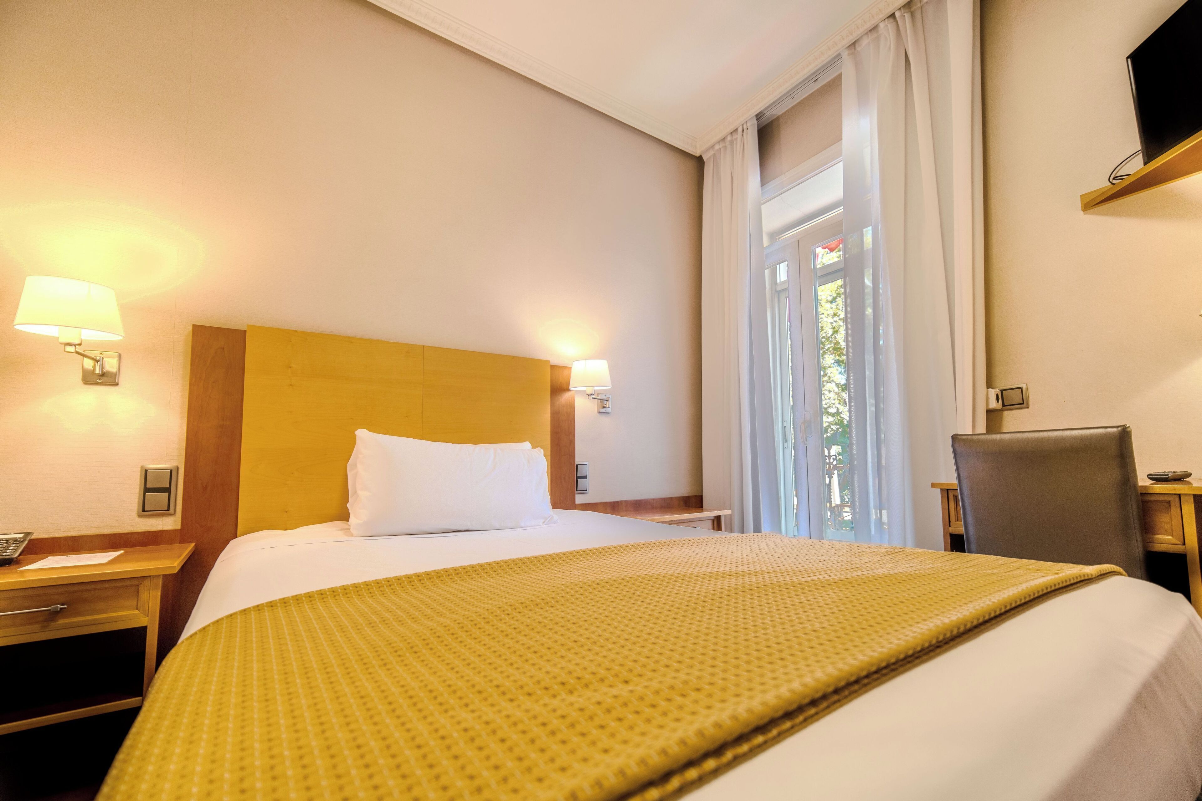 single room | in-room safe, desk, soundproofing, free wifi