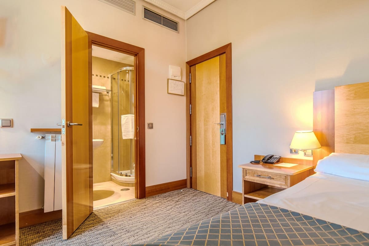 Single Room | In-room safe, desk, soundproofing, WiFi (free)