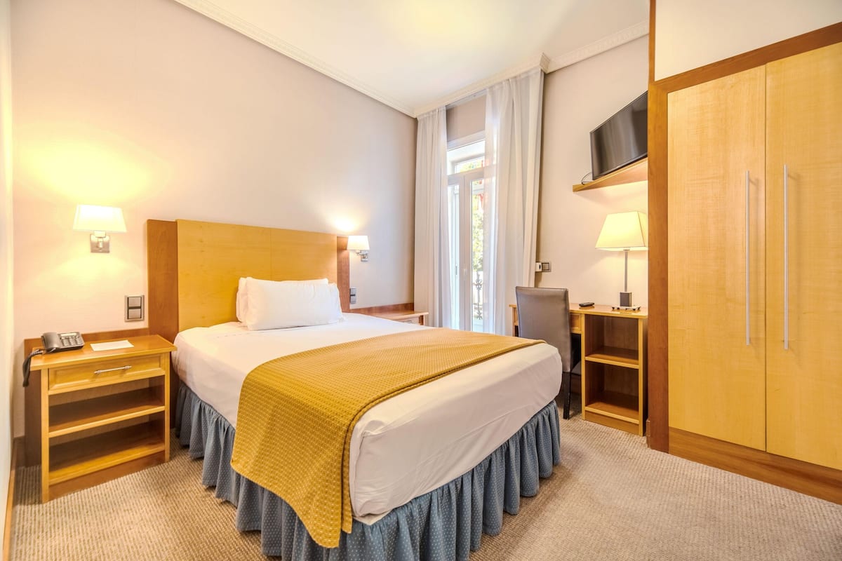 Double Room Single Use | In-room safe, desk, soundproofing, WiFi (free)