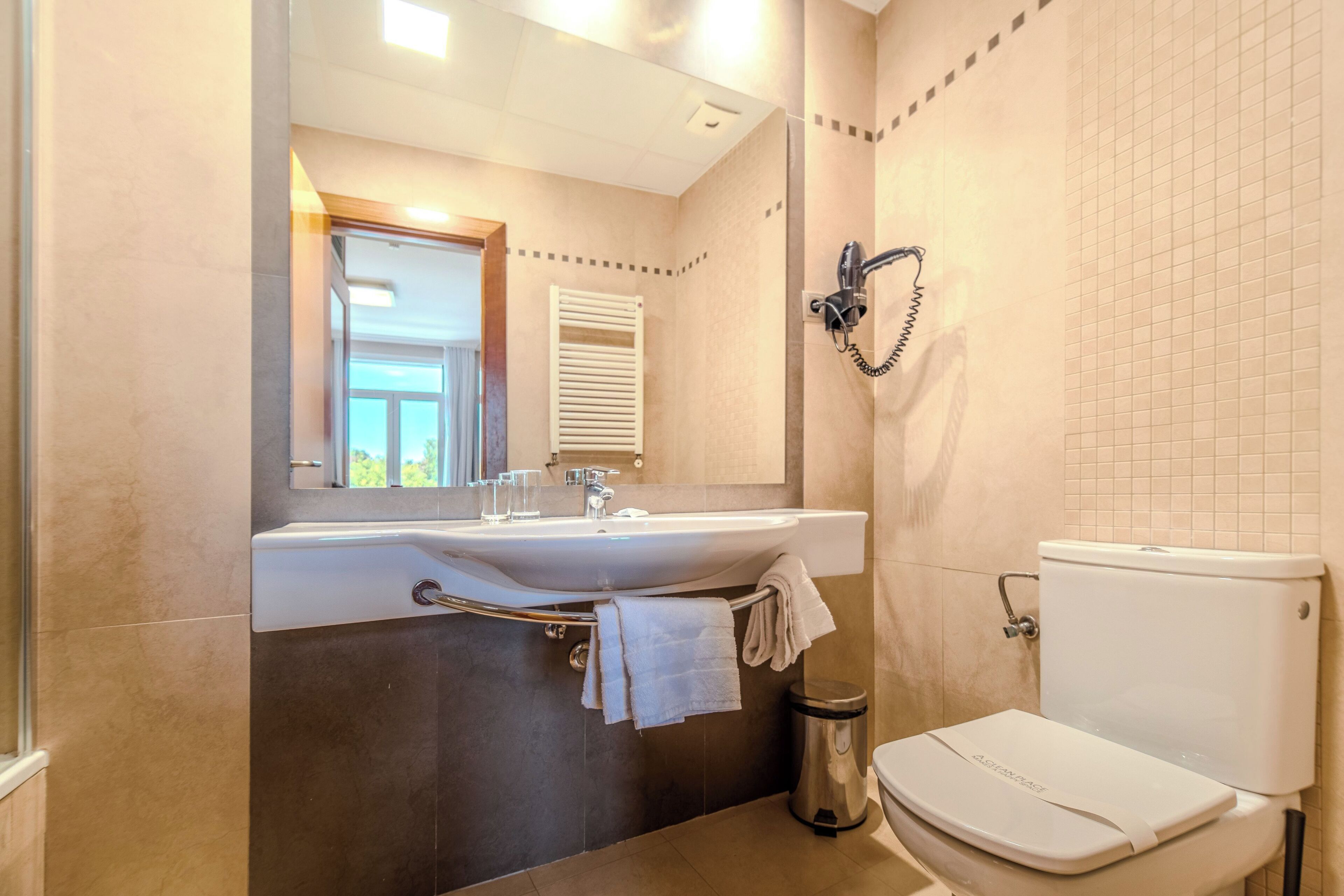 standard double room | bathroom | combined shower/bathtub, free toiletries, hair dryer, towels
