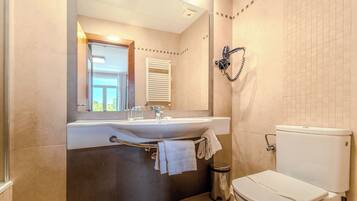 Habitación estándar doble | Baño | Ducha y bañera combinadas y artículos de higiene personal gratuitos