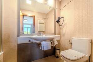 Kamar Double Standar | Kamar mandi | Kombinasi shower/bathtub dan perlengkapan mandi gratis