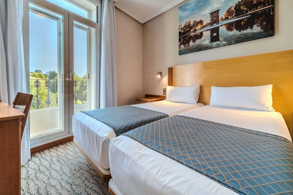 Standard Double Room | In-room safe, desk, soundproofing, WiFi (free)