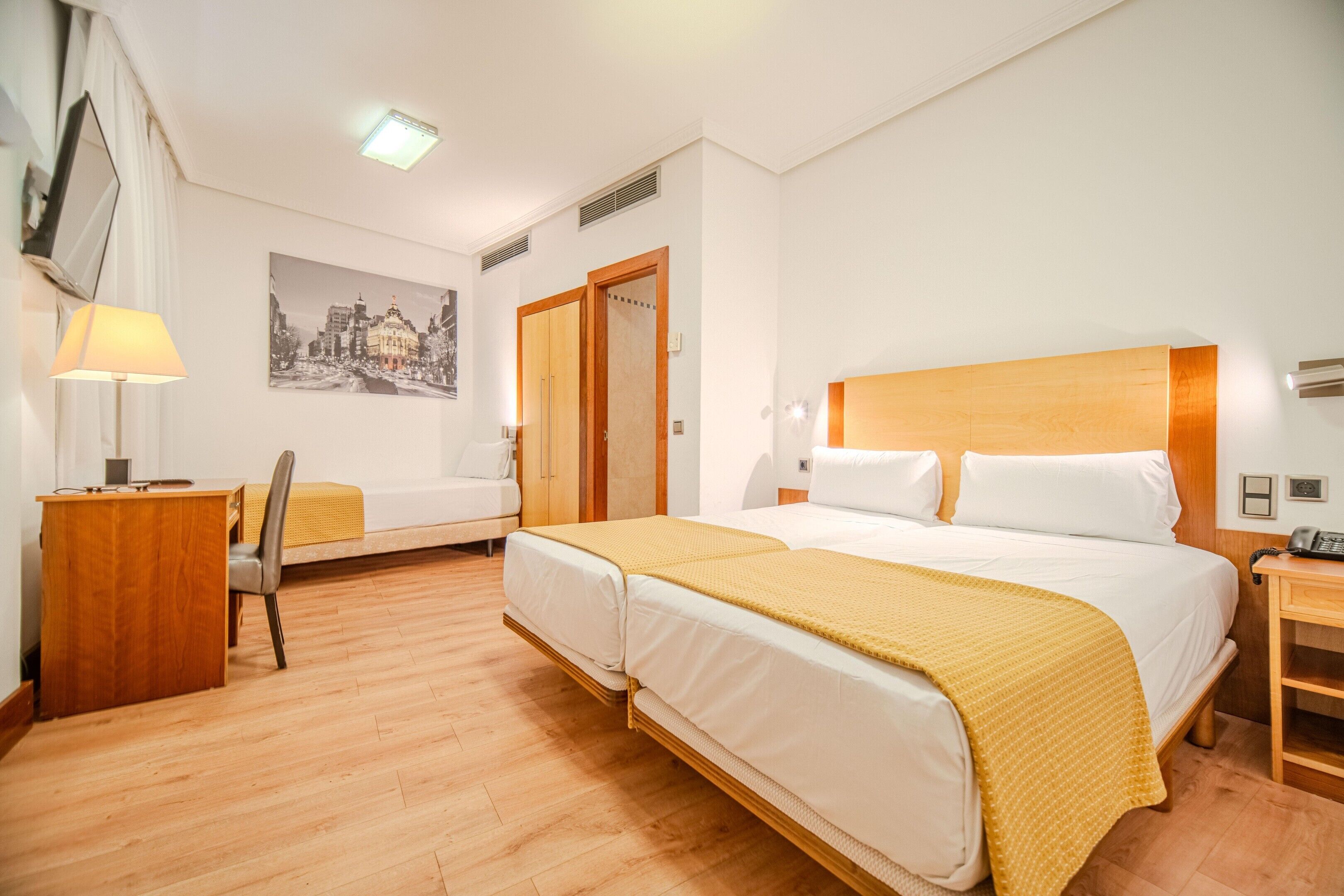 In-room safe, desk, soundproofing, free WiFi