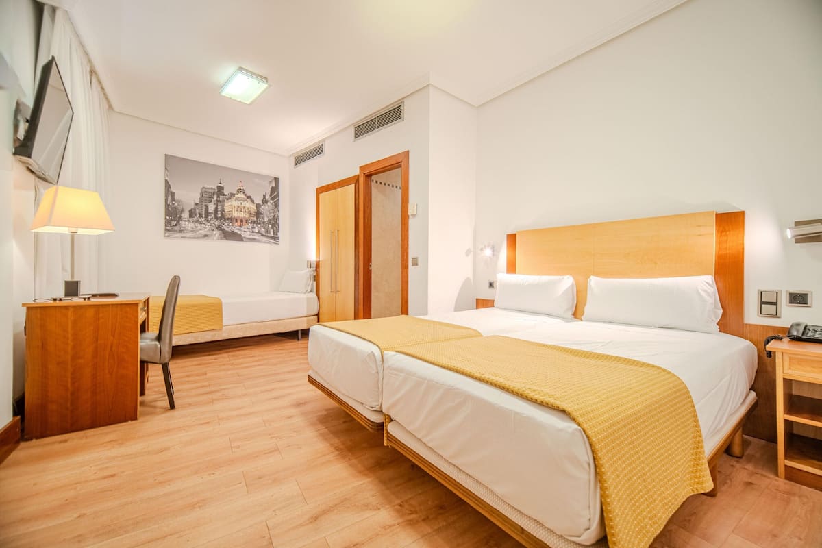 Standard Triple Room | In-room safe, desk, soundproofing, WiFi (free)