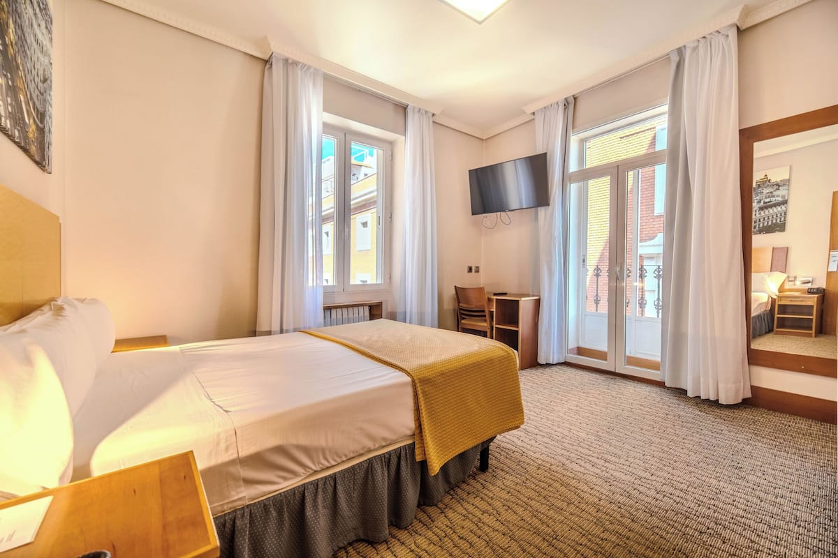 Standaard tweepersoonskamer | 2 slaapkamers, een kluis op de kamer, een bureau, geluiddichte muren