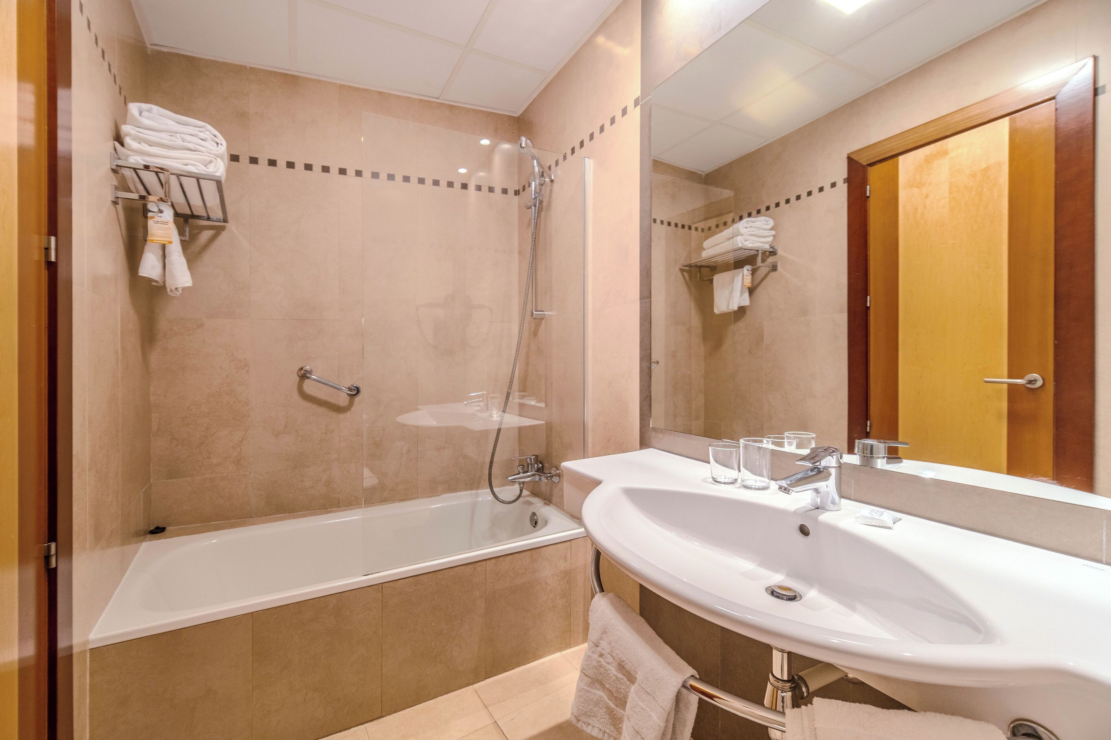 standard double room | bathroom | combined shower/bathtub, free toiletries, hair dryer, towels