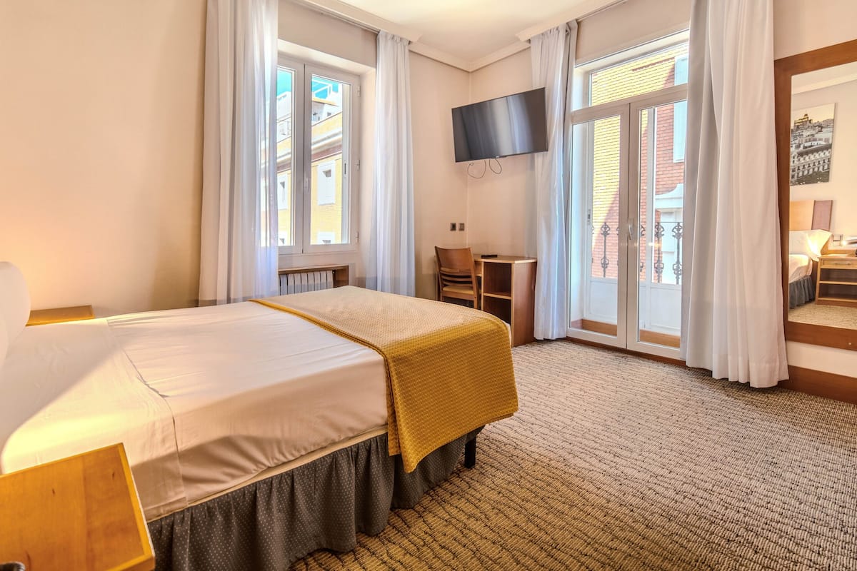 In-room safe, desk, soundproofing, WiFi (free)
