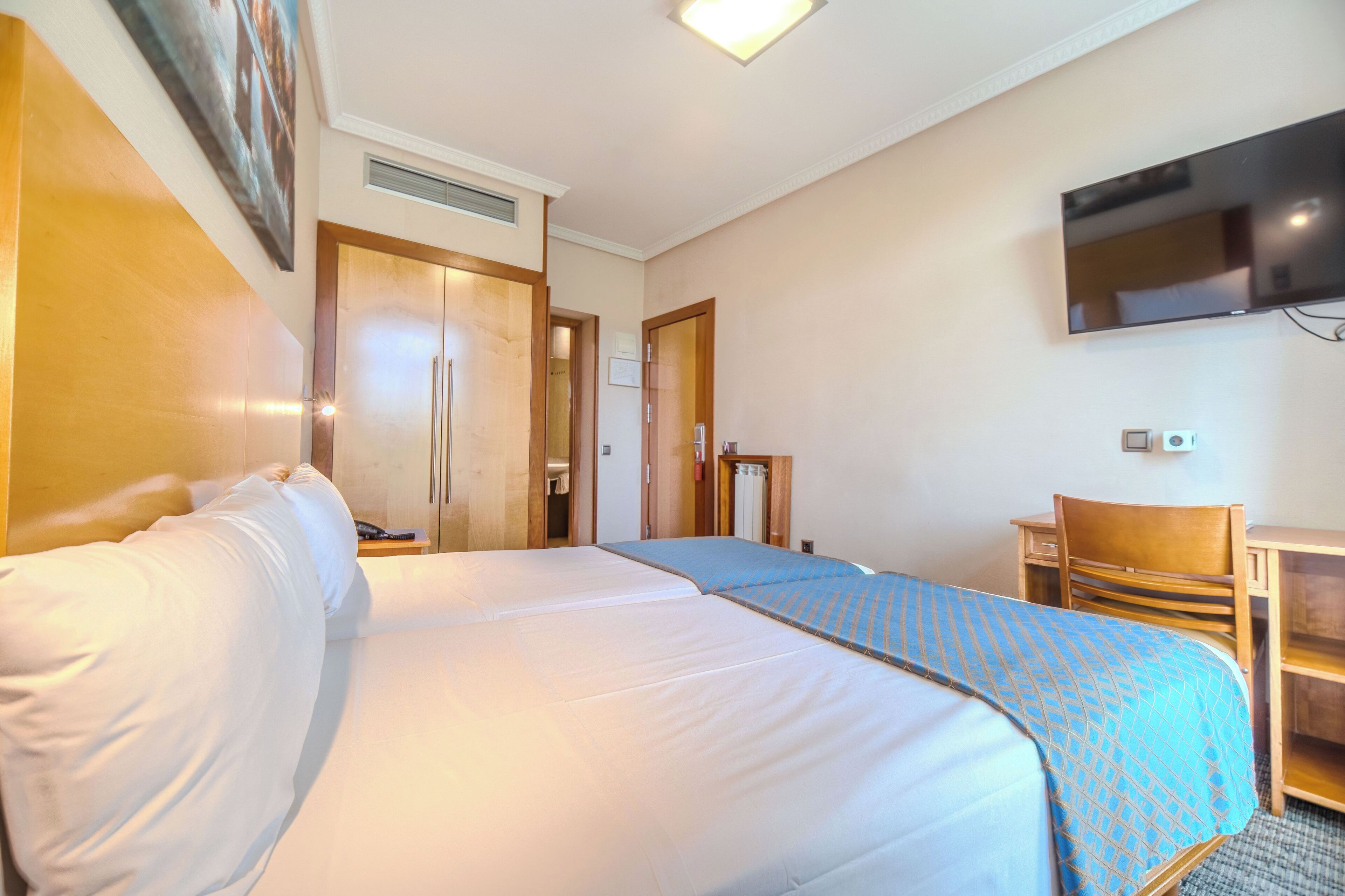 standard double room | in-room safe, desk, soundproofing, free wifi