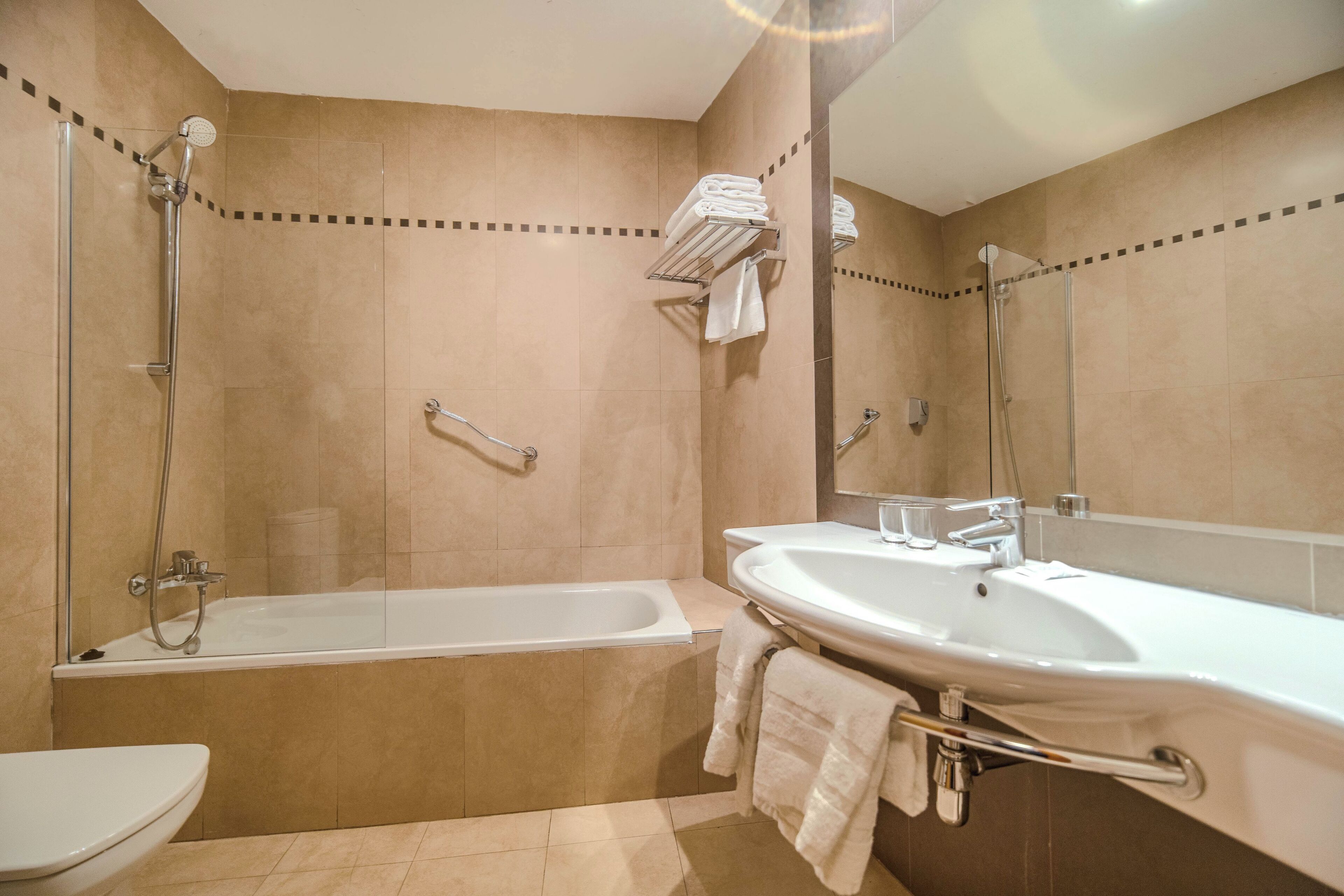 superior double room | bathroom | combined shower/bathtub, free toiletries, hair dryer, towels