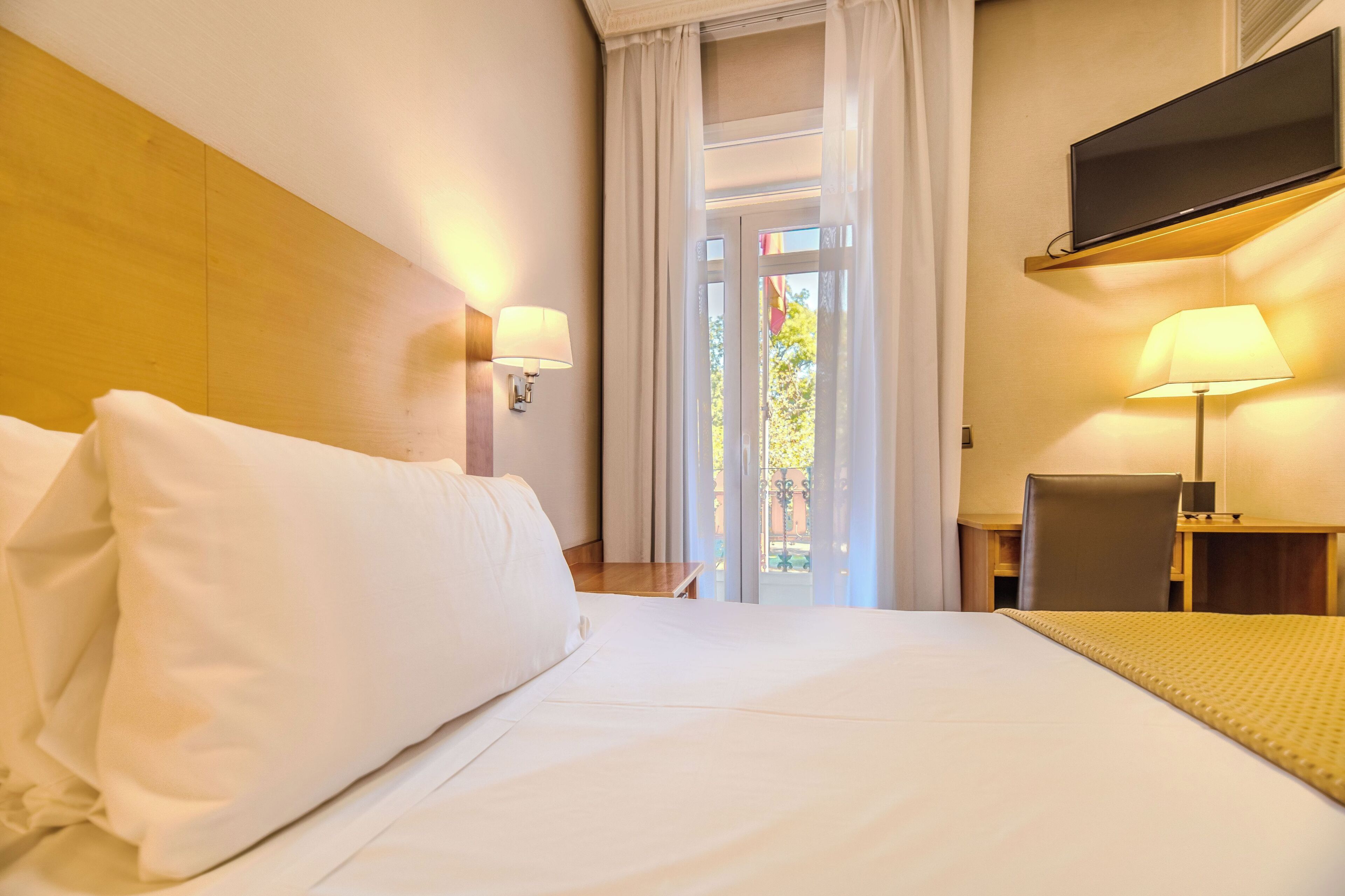 single room | in-room safe, desk, soundproofing, free wifi