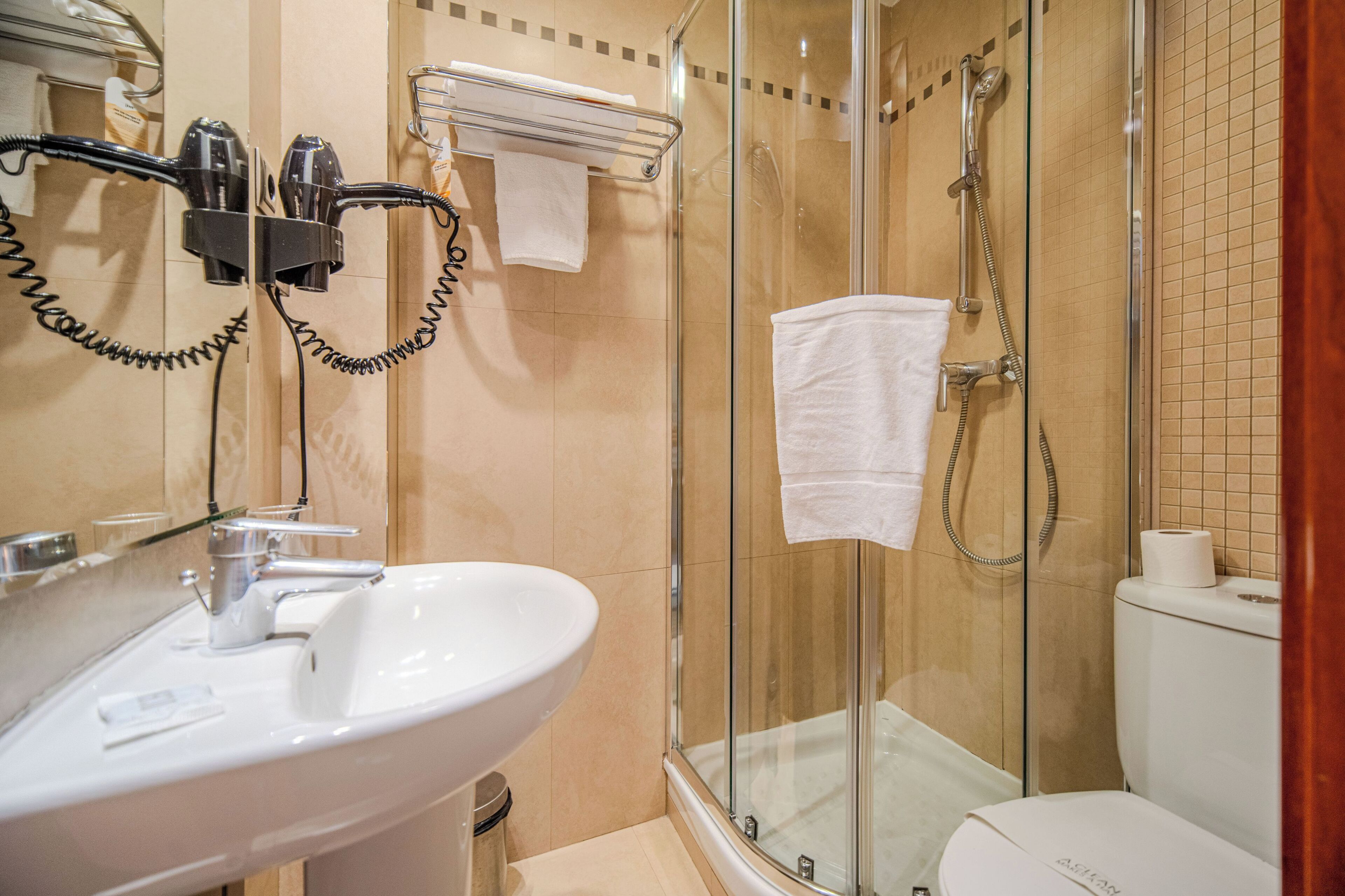 single room | bathroom | combined shower/bathtub, free toiletries, hair dryer, towels