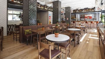 Desayuno (EUR 5.9 por persona)