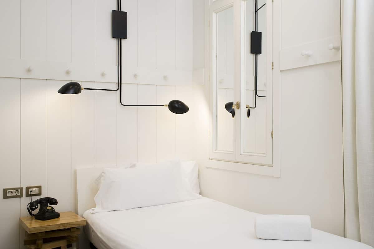 Quarto solteiro | Roupas de cama premium, cofres nos quartos, cortinas blackout