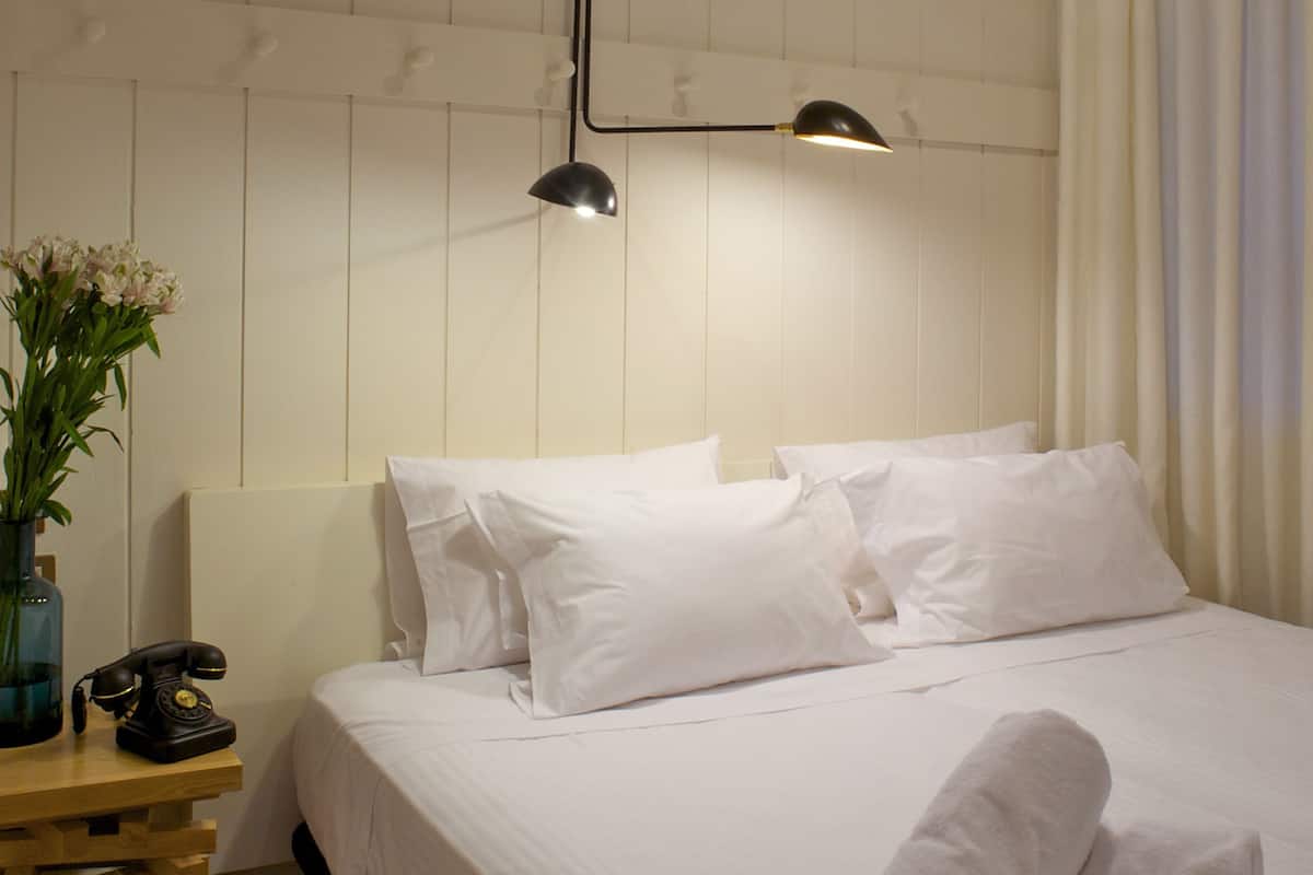 Roupas de cama premium, cofres nos quartos, cortinas blackout