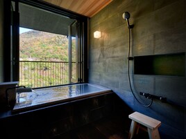 尊荣双床房, 无烟房, 露台 (with Semi-Open-Air Bath) | 浴室 | 免费洗浴用品、吹风机、拖鞋、电子马桶