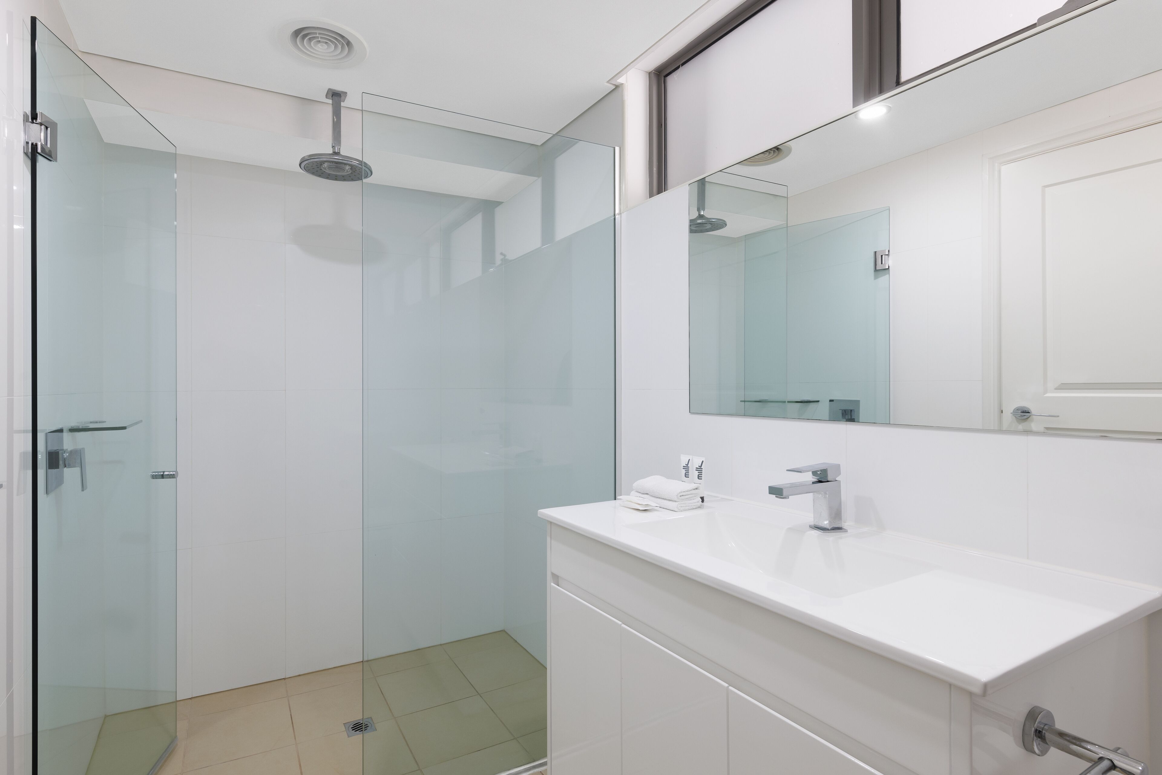 superior hotel room | bathroom | shower, free toiletries, hair dryer, towels