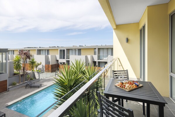 One Bedroom Apartment | Pool | Outdoor pool, open 8:00 AM to 8:00 PM, sun loungers - Quest Portland (Portland)