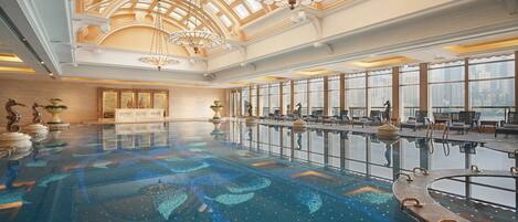 Piscine couverte, chaises longues