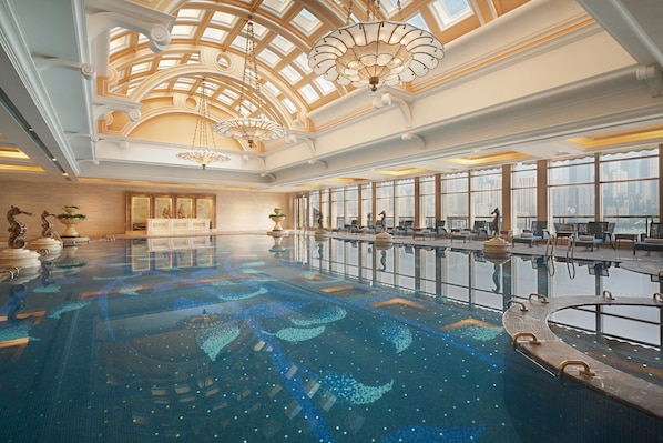 Alberca techada y camastros