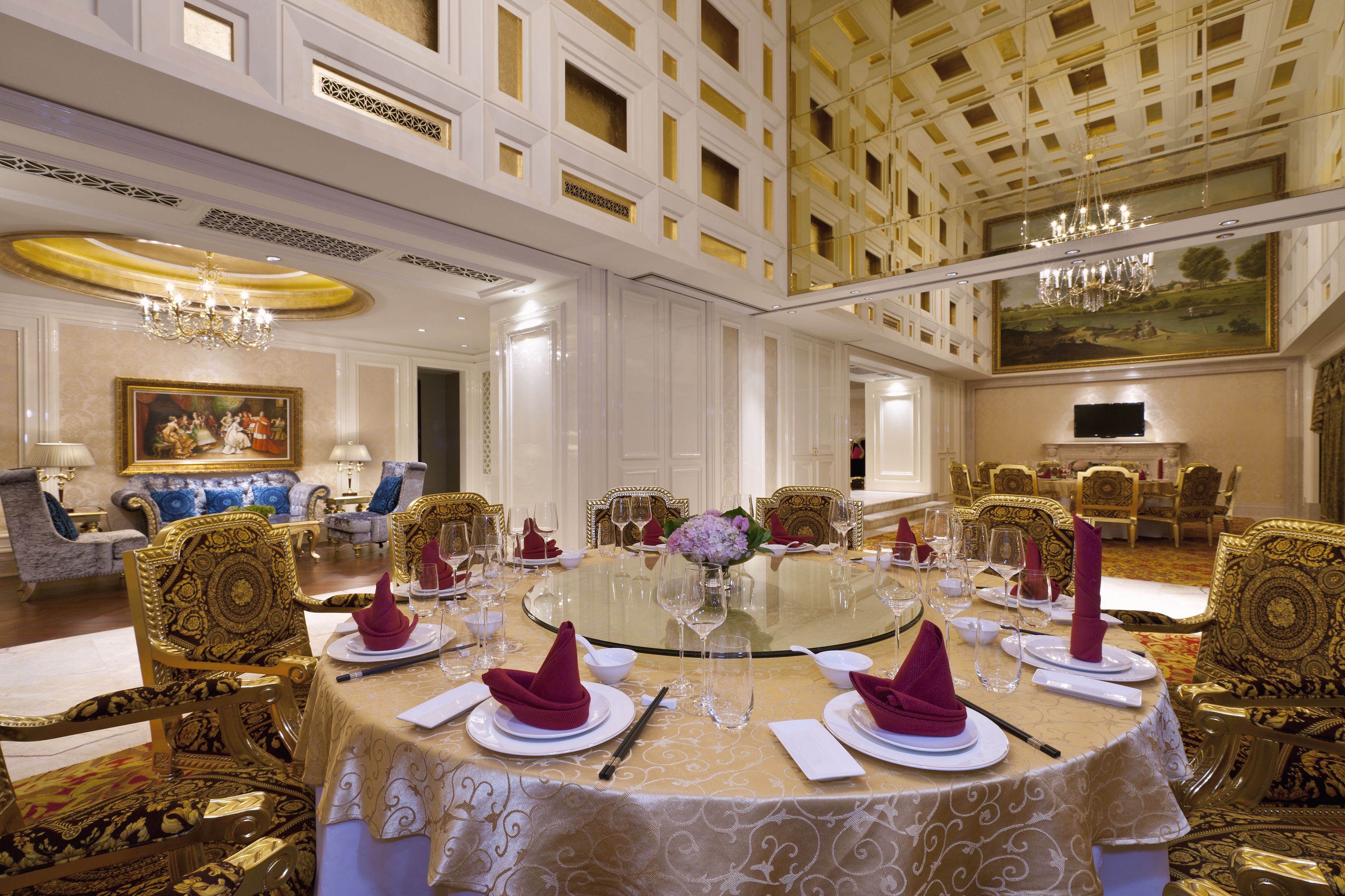 2 restaurants, breakfast served