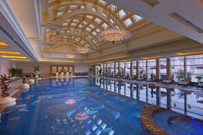 Indoor pool, pool loungers - Sheraton Chongqing Hotel (Chongqing)