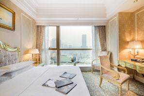 Club Room, 1 King Bed, City View