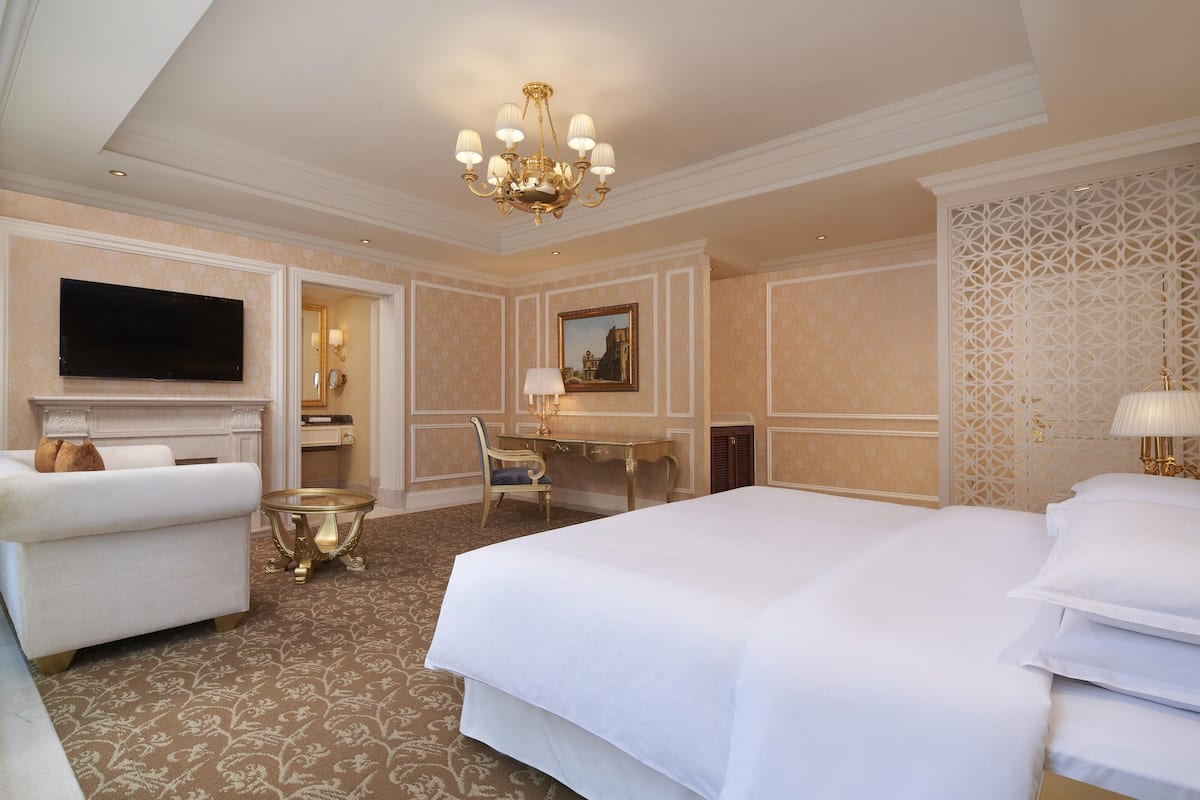 Club Room, 1 King Bed, City View