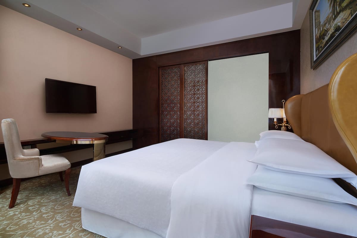 Club Room, 1 King Bed, City View