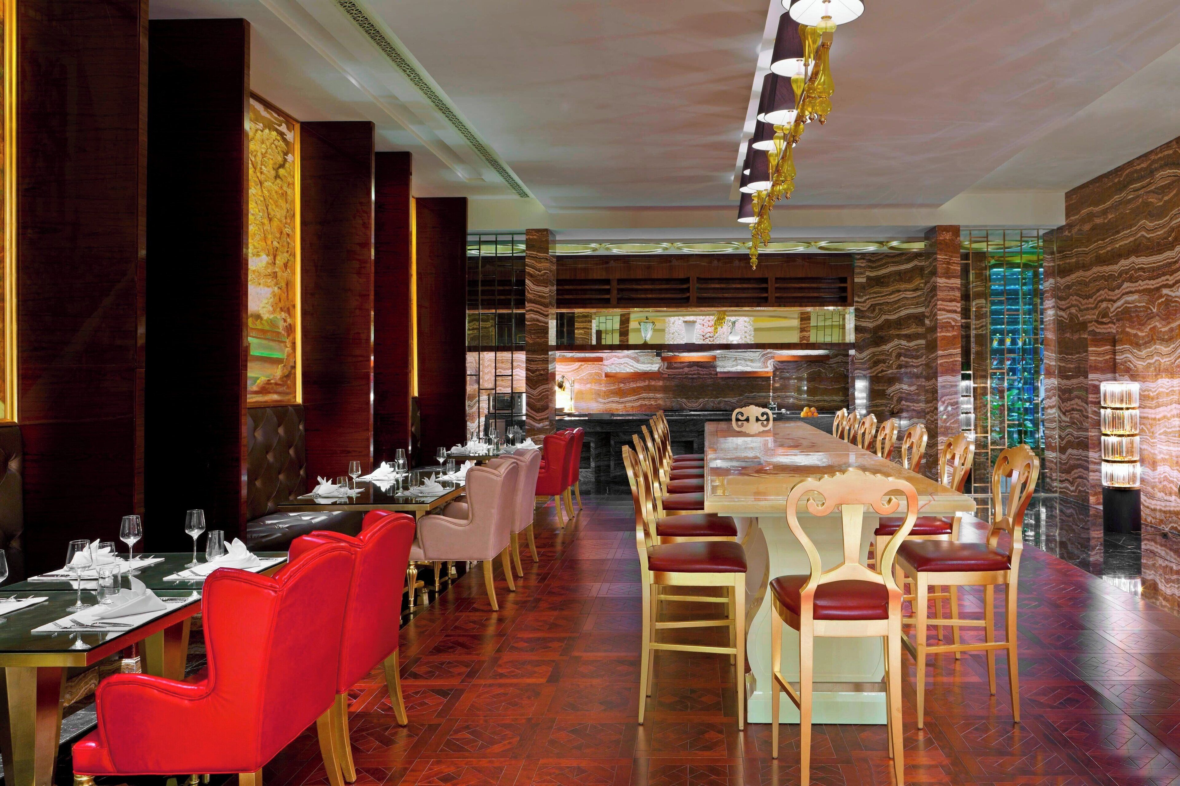 2 restaurants, breakfast served