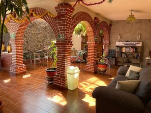 21-inch TV with satellite channels - Posada Catalina (San Cristóbal de las Casas)