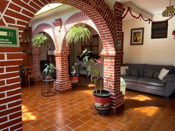 21-inch TV with satellite channels - Posada Catalina (San Cristóbal de las Casas)