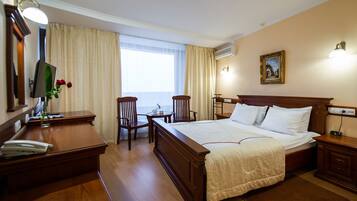 Habitación superior | Minibar, caja de seguridad en la habitación y escritorio