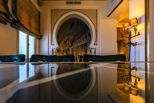 Piano bar con mesas al aire libre (abre todos los días)