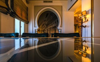 Bar phục vụ piano, dùng bữa ngoài trời, mở cửa hàng ngày 