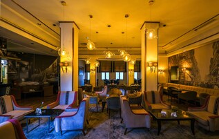 Bar phục vụ piano, dùng bữa ngoài trời, mở cửa hàng ngày 