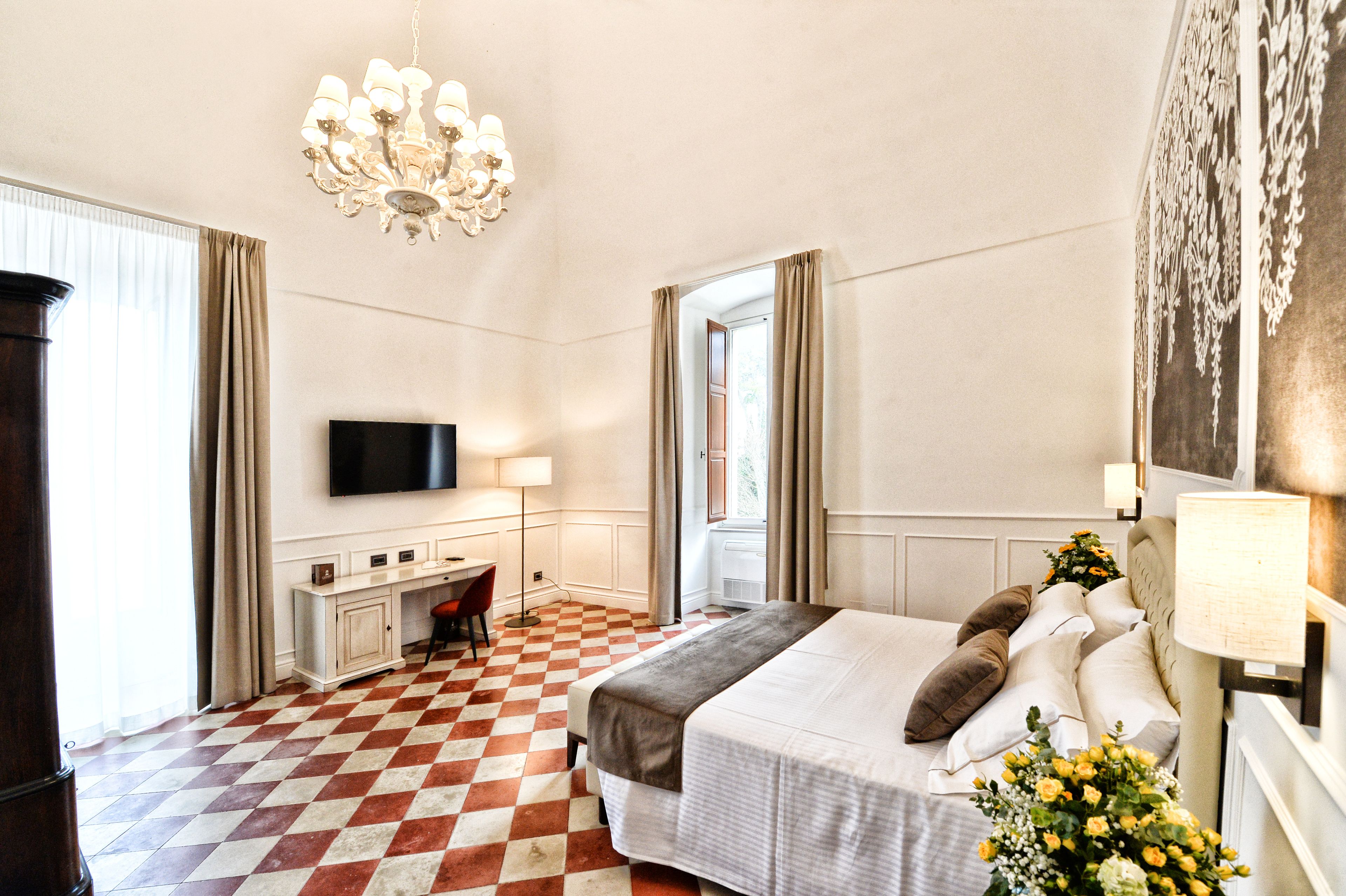 premium studio suite, 1 king bed | 1 bedroom, minibar, in-room safe, desk