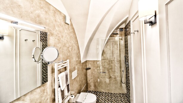 A modern bathroom with a shower, toilet, and vanity. - Casa Isabella Exclusive Hotel (Mottola)