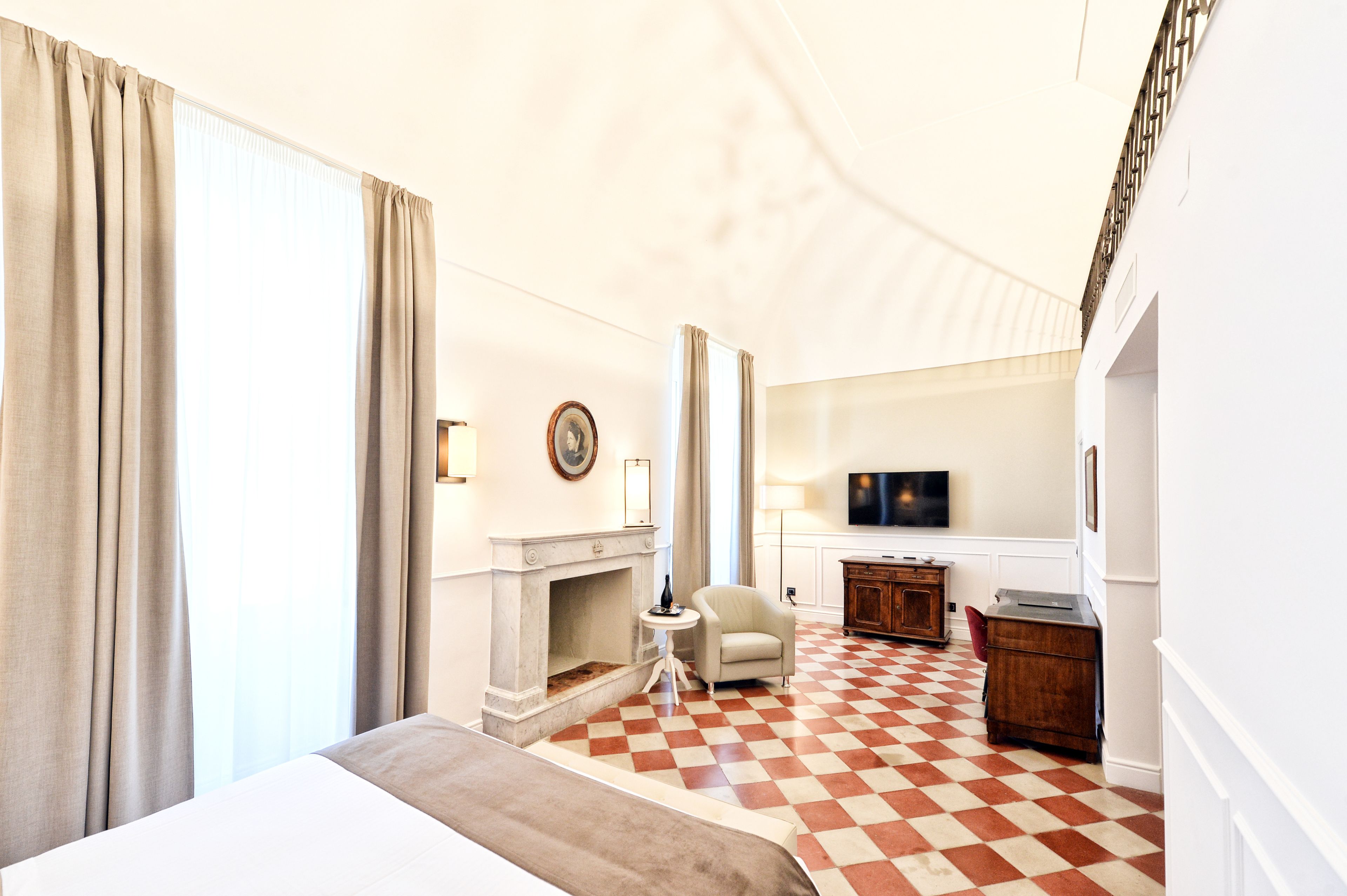 premium studio suite, 1 king bed | 1 bedroom, minibar, in-room safe, desk