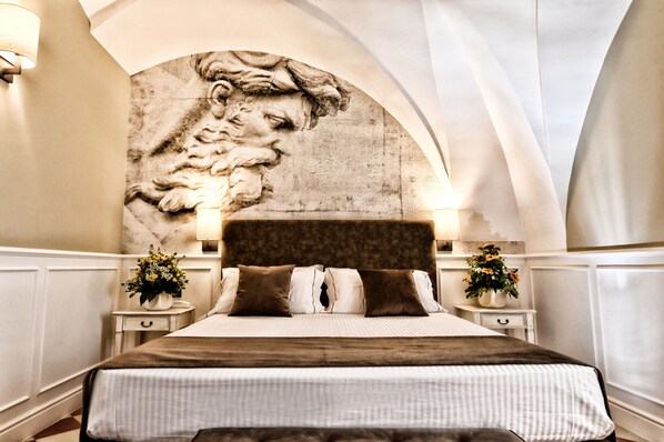 Minibar, coffres-forts dans les chambres, bureau, rideaux occultants