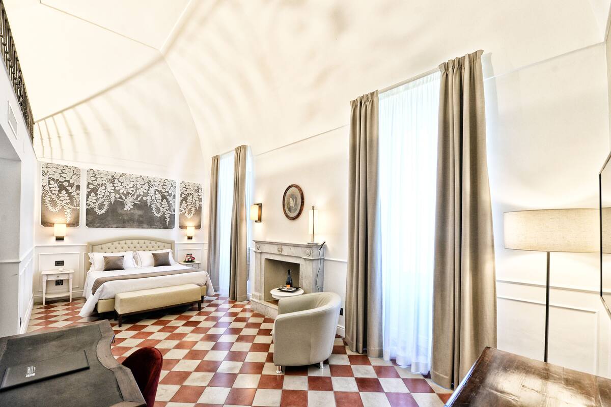 premium studio suite, 1 king bed | 1 bedroom, minibar, in-room safe, desk