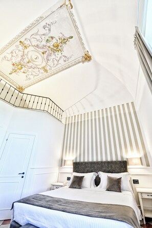 Minibar, coffres-forts dans les chambres, bureau, rideaux occultants