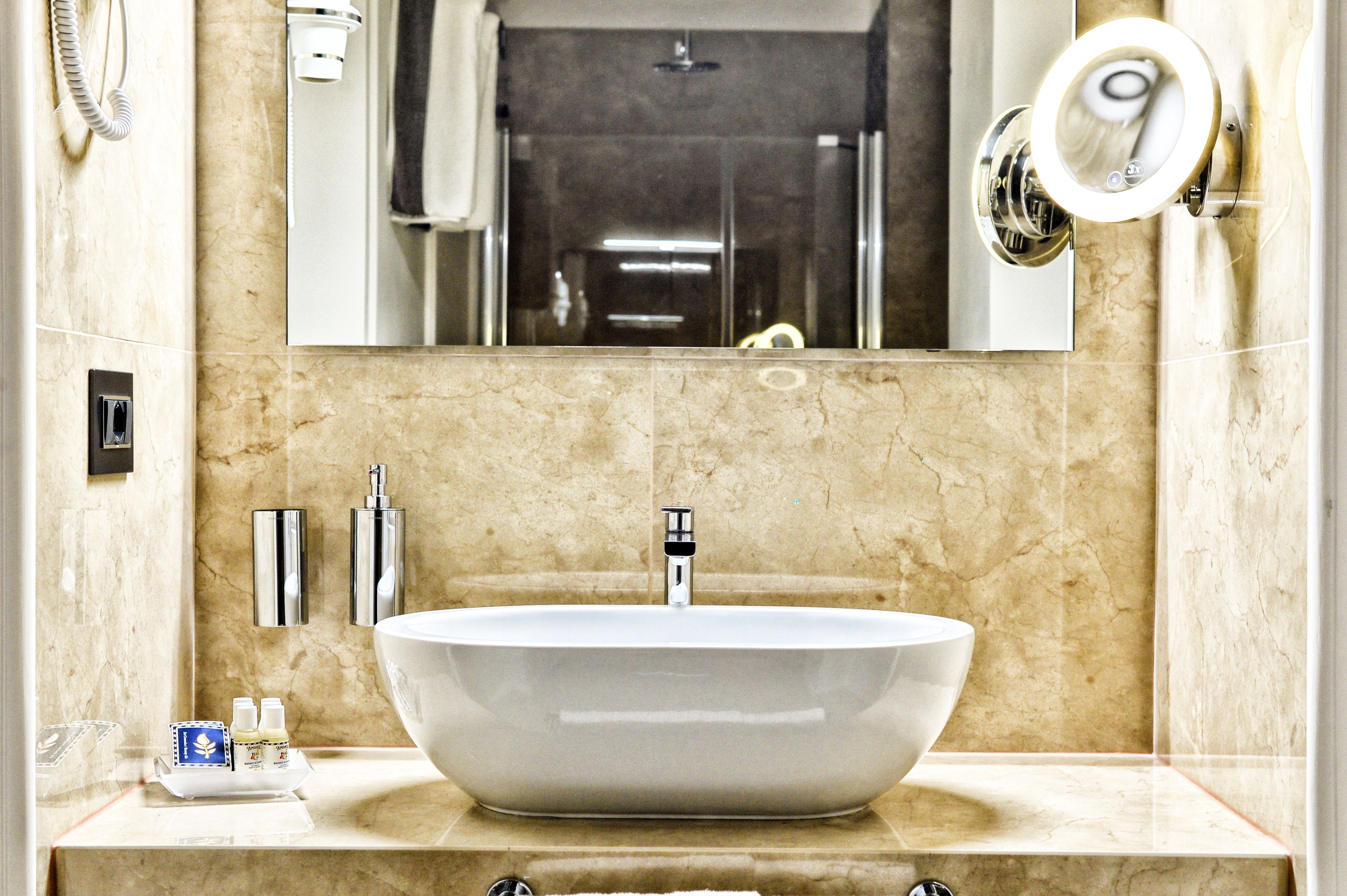 standard twin room, 2 single beds | bathroom | shower, rainfall showerhead, free toiletries, hair dryer