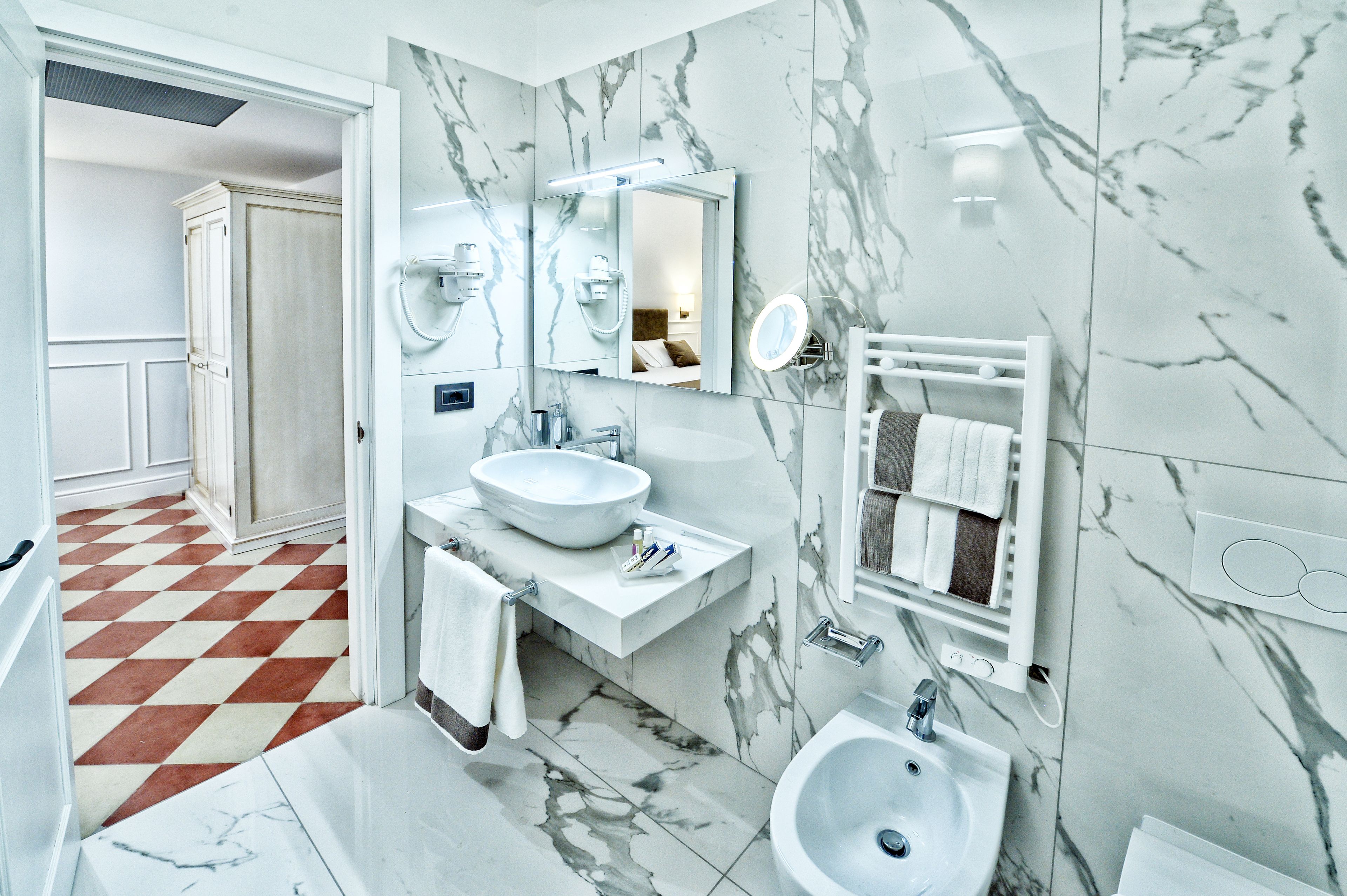 shower, rainfall showerhead, free toiletries, hair dryer