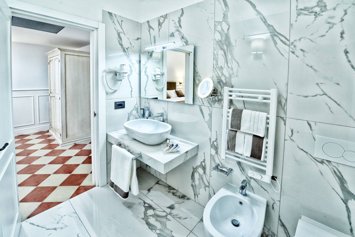 shower, rainfall showerhead, free toiletries, hair dryer