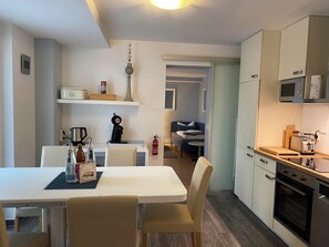 Appart'hôtel Ville, 2 chambres, terrasse, vue jardin | Cuisine privée | Réfrigérateur, micro-ondes, plaque de cuisson, lave-vaisselle