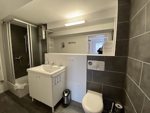 City Suite, 2 Bedrooms, Terrace, Garden View | Bathroom | Shower, hair dryer, towels, toilet paper - City Holiday Apartments Berlin (Berlin)