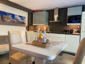 Suite Ville, 2 chambres, terrasse, vue jardin | Restauration dans la chambre