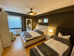 City Suite, 2 Bedrooms, Terrace, Garden View | 2 bedrooms, individually decorated, individually furnished, desk - City Holiday Apartments Berlin (Berlin)