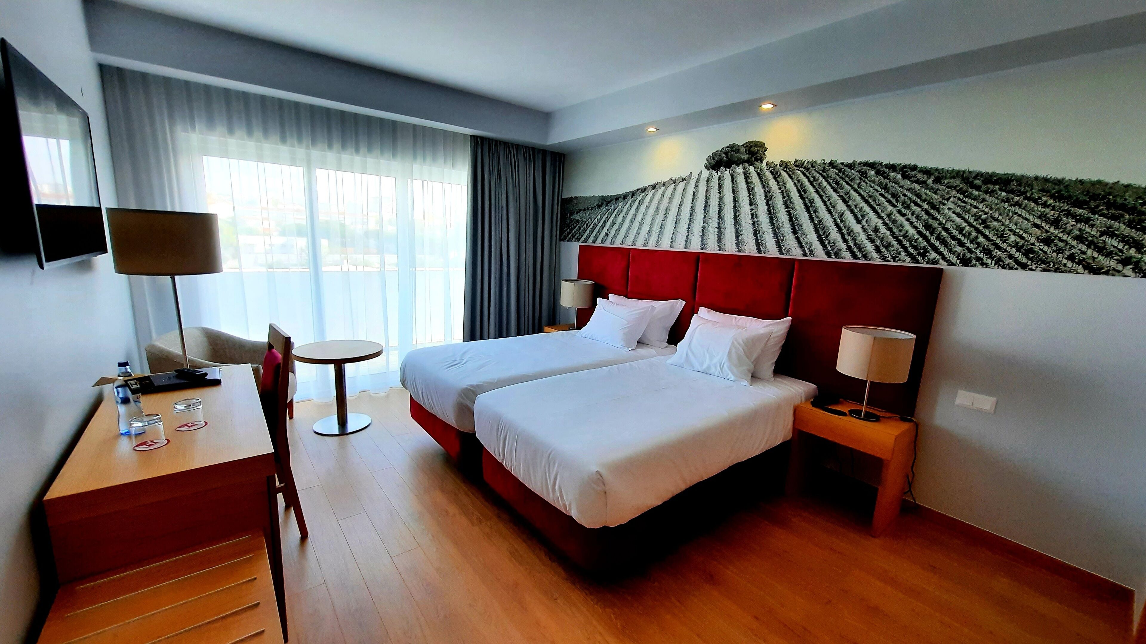 高级双床房 | 迷你吧、客房内保险箱、办公桌、隔音